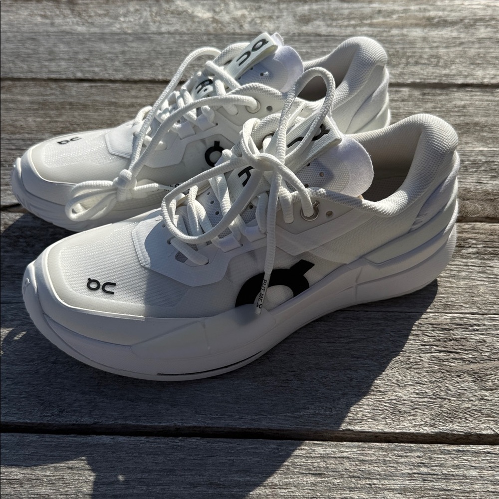 ON CLOUD All White Womens THE ROGER Pro 2 sneaker size 7 NWT - Picture 3 of 6